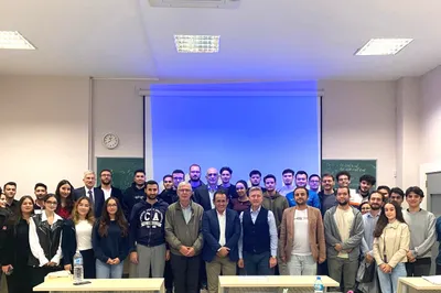 Bursa Uludağ Üniversitesi’ndeki ders programından katılımcılarla çekilmiş grup fotoğrafı